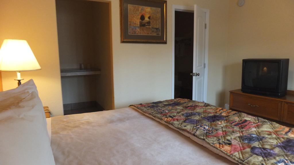 Turtle Bay Lodge Redding Room photo